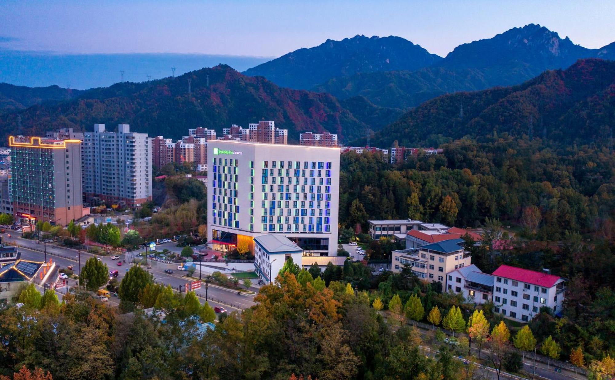 Holiday Inn Express Luanchuan By Ihg Exterior foto